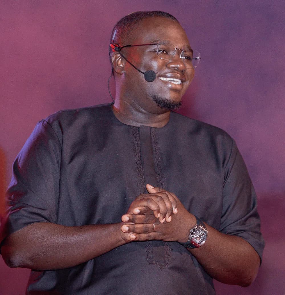 Amadou Fall, fondateur d'iziSaaS, sur scène.
